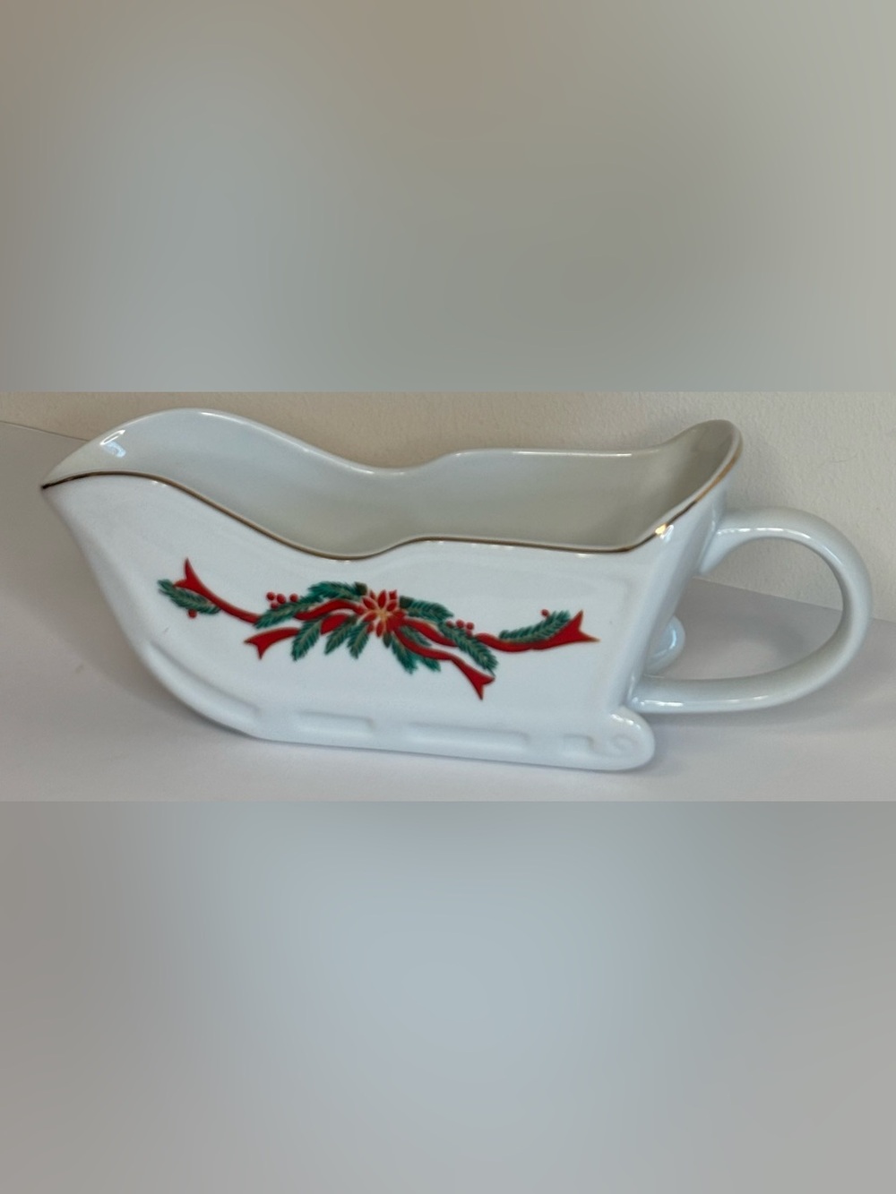 HOLIDAY PORCELAIN SLEIGH GRAVY BOAT (VINTAGE NEVER USED)
